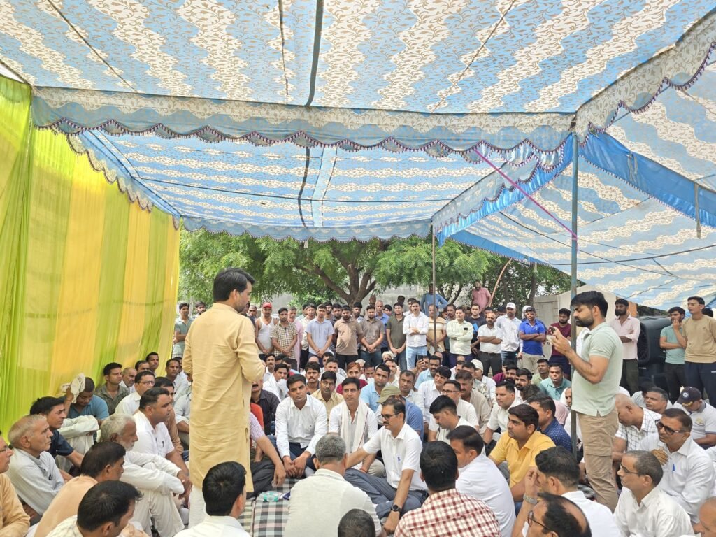 मोलावास गांव में दिल्ली पुलिस के जवानों ने परिवार को दी आर्थिक सहायता: सड़क दुर्घटना में हुई थी मौत 4 img 20250629 wa00657266612328110428624