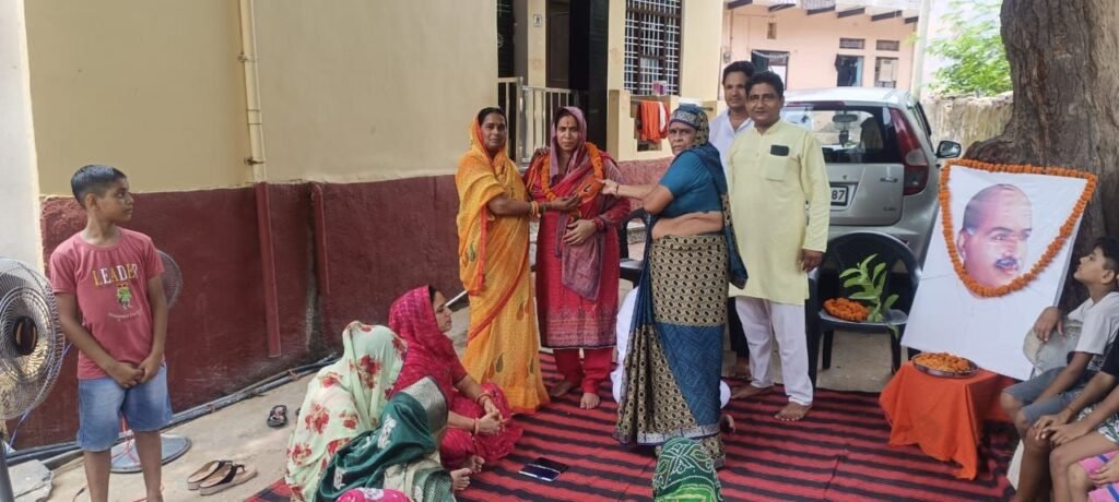नीमराना में डॉक्टर श्यामा प्रसाद मुखर्जी की जयंती मनाई गई, भाजपा कार्यकर्ताओं ने किया पौधारोपण 2 img 20250706 wa00793719114571827705640