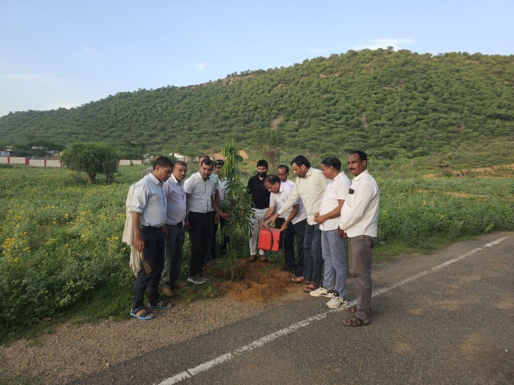 नीमराना उपखंड कार्यालय परिसर में किया पौधा रोपण। पर्यावरण संरक्षण का दिया संदेश 3 img 20250707 wa02326625120452473490564