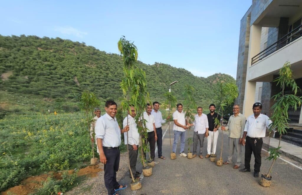 नीमराना उपखंड कार्यालय परिसर में किया पौधा रोपण। पर्यावरण संरक्षण का दिया संदेश 4 img 20250707 wa02734377686693974136738
