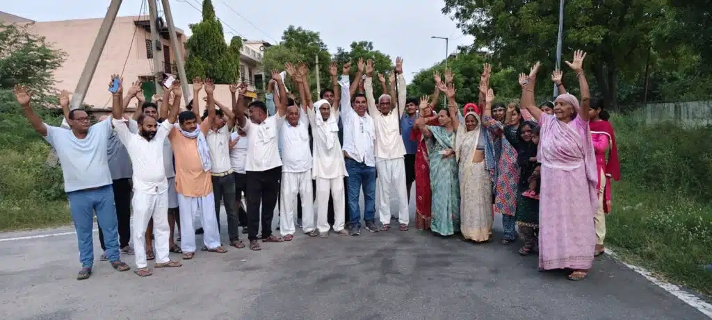 रीको कॉलोनी में गंदगी और खराब लाइटों से परेशान लोग, रीको प्रशासन के खिलाफ किया प्रदर्शन 2 img 20250709 wa01787827465203923389525