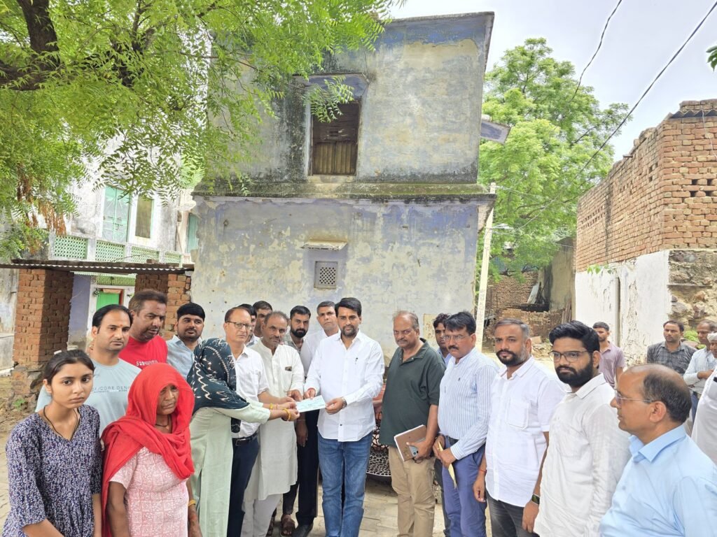 विद्युत विभाग के संविदा कर्मी कैलाश मेघवाल की करंट लगने से मौत, परिजनों को दी गई 15 लाख की सहायता राशि 2 img 20250710 wa00746072532115786630513