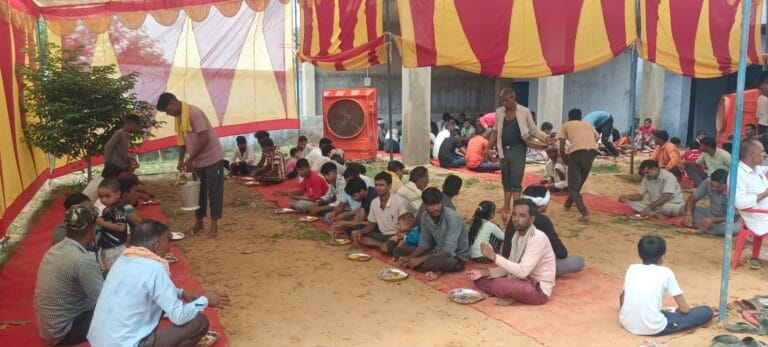 शिव परिवार की मूर्तियों की पुनर्स्थापना की प्रथम वर्षगांठ पर चौबारा में विशाल भंडारा, उमड़ा श्रद्धालुओं का सैलाब 1 img-20250712-wa01305908474939491247379.jpg