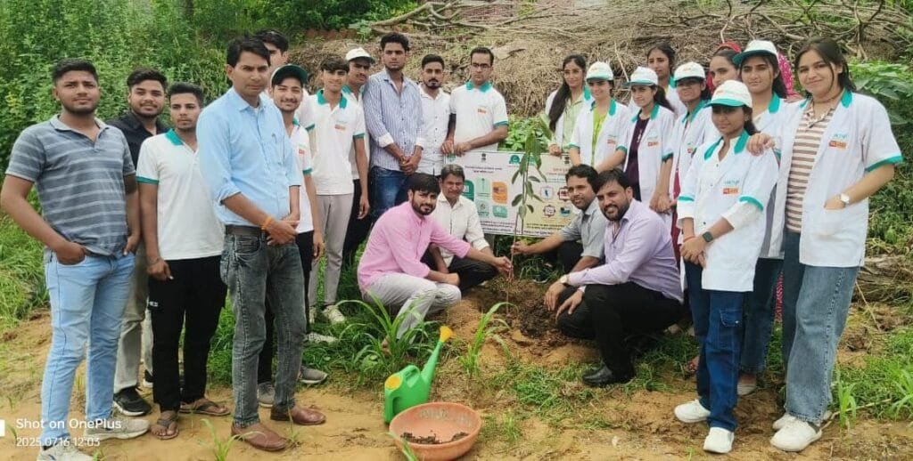 नीमराना पीएनबी कृषक प्रशिक्षण केंद्र में पौधारोपण एवं प्लास्टिक मुक्त जीवनशैली पर जागरूकता कार्यक्रम आयोजित 2 img 20250716 wa00422551692612821972318