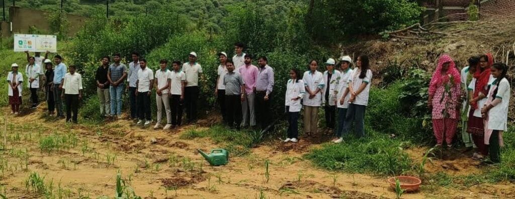नीमराना पीएनबी कृषक प्रशिक्षण केंद्र में पौधारोपण एवं प्लास्टिक मुक्त जीवनशैली पर जागरूकता कार्यक्रम आयोजित 3 img 20250716 wa0043205241386261848209