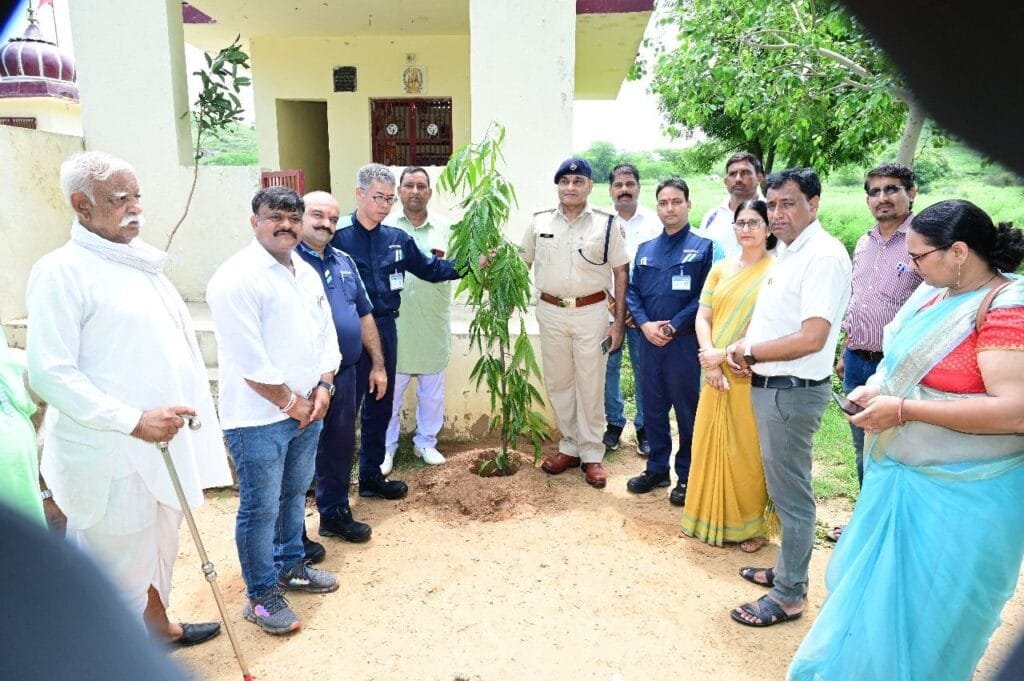 नीमराना की जापानी कंपनी रिसोमेक मटेरियल इंडिया प्राइवेट लिमिटेड ने कोलीला राबड़ स्कूल खेल मैदान में 550 पौधे लगाकर दिया पर्यावरण संरक्षण का संदेश 3 img 20250717 wa00627826381000224511946
