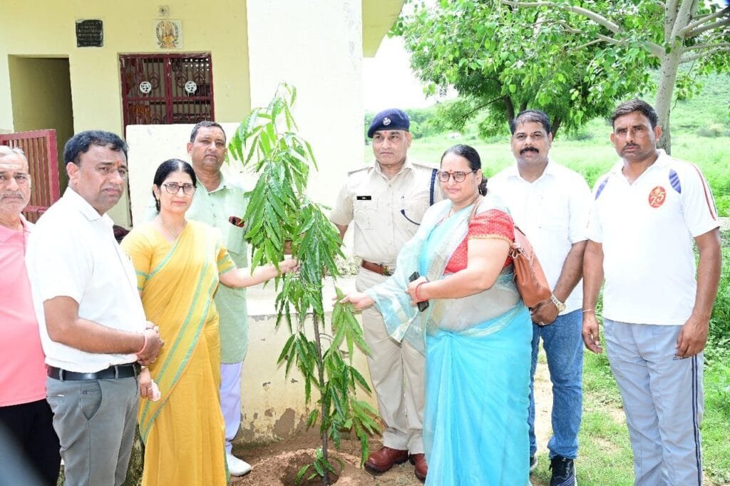नीमराना की जापानी कंपनी रिसोमेक मटेरियल इंडिया प्राइवेट लिमिटेड ने कोलीला राबड़ स्कूल खेल मैदान में 550 पौधे लगाकर दिया पर्यावरण संरक्षण का संदेश 2 img 20250717 wa00645986679225067874704