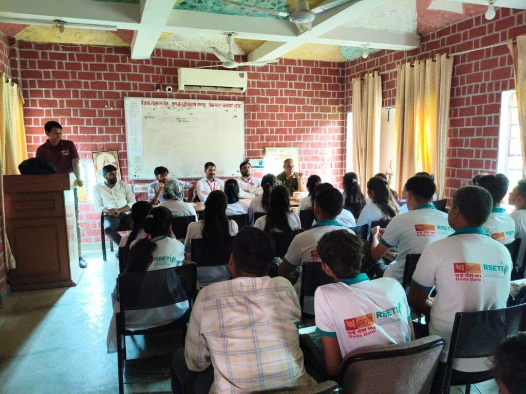 नीमराणा में असिस्टेंट बुक कीपर प्रशिक्षण का समापन और कृषक संगोष्ठी का आयोजन 3 img 20250718 wa03047587033625432538499