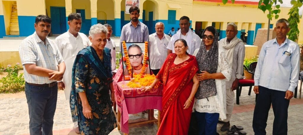 पूर्व सांसद व स्वतंत्रता सेनानी लाला काशी राम की पुण्यतिथि पर 275 छात्रों को बांटे गए विशेष स्कूल बैग्स, ‘बर्न मुक्त ग्राम’ संदेश बना अनोखी पहल 2 img 20250719 wa01053868812059644126463