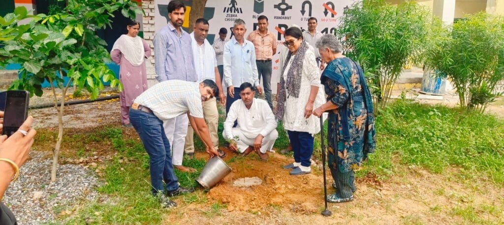 पूर्व सांसद व स्वतंत्रता सेनानी लाला काशी राम की पुण्यतिथि पर 275 छात्रों को बांटे गए विशेष स्कूल बैग्स, ‘बर्न मुक्त ग्राम’ संदेश बना अनोखी पहल 4 img 20250719 wa01068856303520233982129