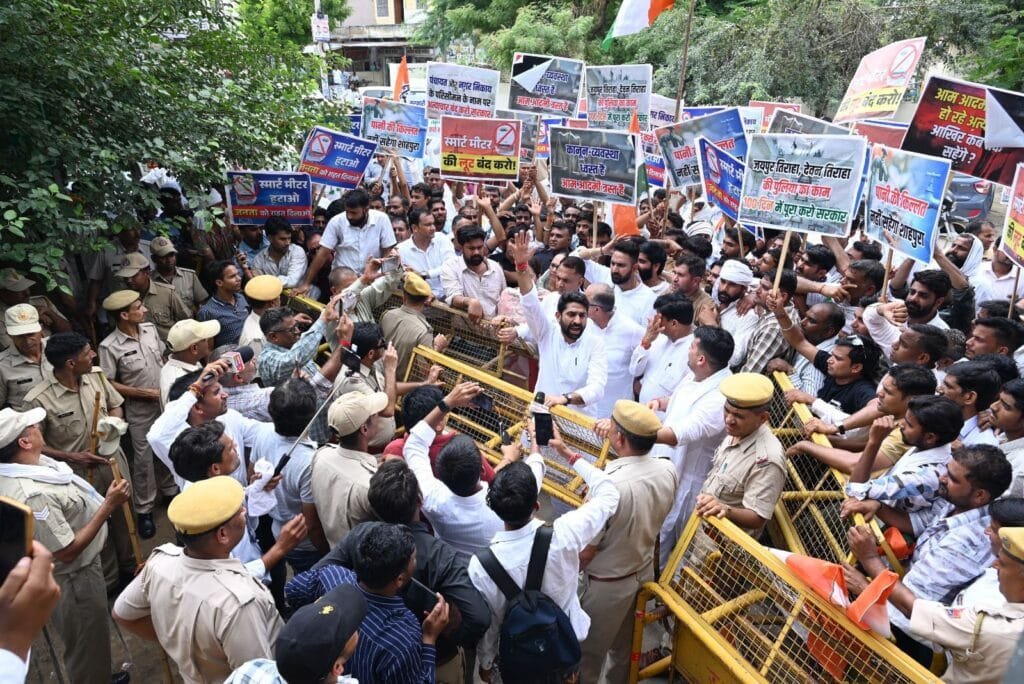 शाहपुरा में कांग्रेस का हल्ला बोल: स्मार्ट मीटर, कानून व्यवस्था और जनसमस्याओं को लेकर राज्यपाल के नाम सौंपा ज्ञापन 3 img 20250724 wa00315242363318851714463