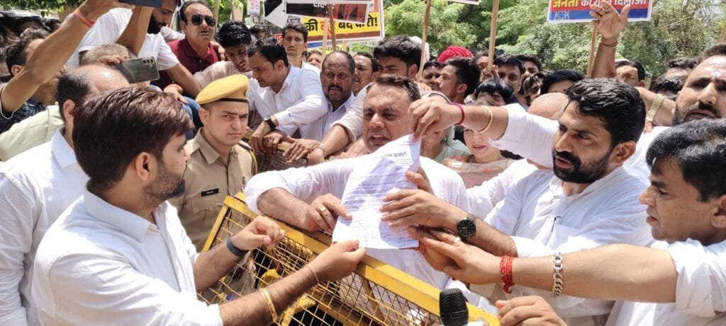 शाहपुरा में कांग्रेस का हल्ला बोल: स्मार्ट मीटर, कानून व्यवस्था और जनसमस्याओं को लेकर राज्यपाल के नाम सौंपा ज्ञापन 2 img 20250724 wa00338699673930881954786