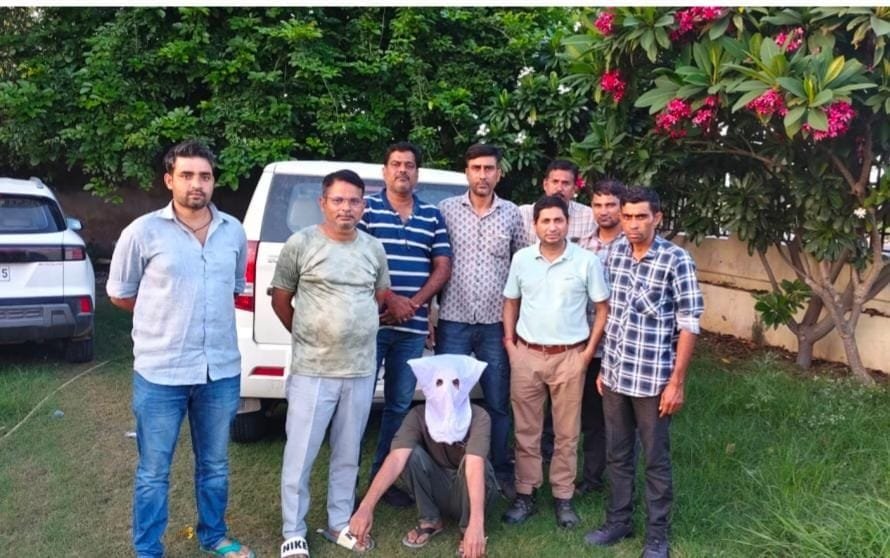 नीमराना में बड़ा खुलासा: अंतरराज्यीय क्रूड ऑयल चोर गिरोह का सरगना गिरफ्तार, देशभर में 33 से अधिक मामलों में था वांछित 3 img 20250728 wa00888957494189283428480