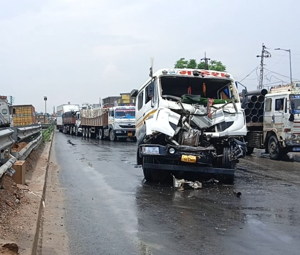 कोटपूतली हाईवे: एक के बाद एक 5 वाहन भिड़े, 2 कार, 1 बस व ट्रेलर क्षतिग्रस्त 2 screenshot 2025 07 02 12 08 41 61 99c04817c0de5652397fc8b56c3b38176819674430087311556