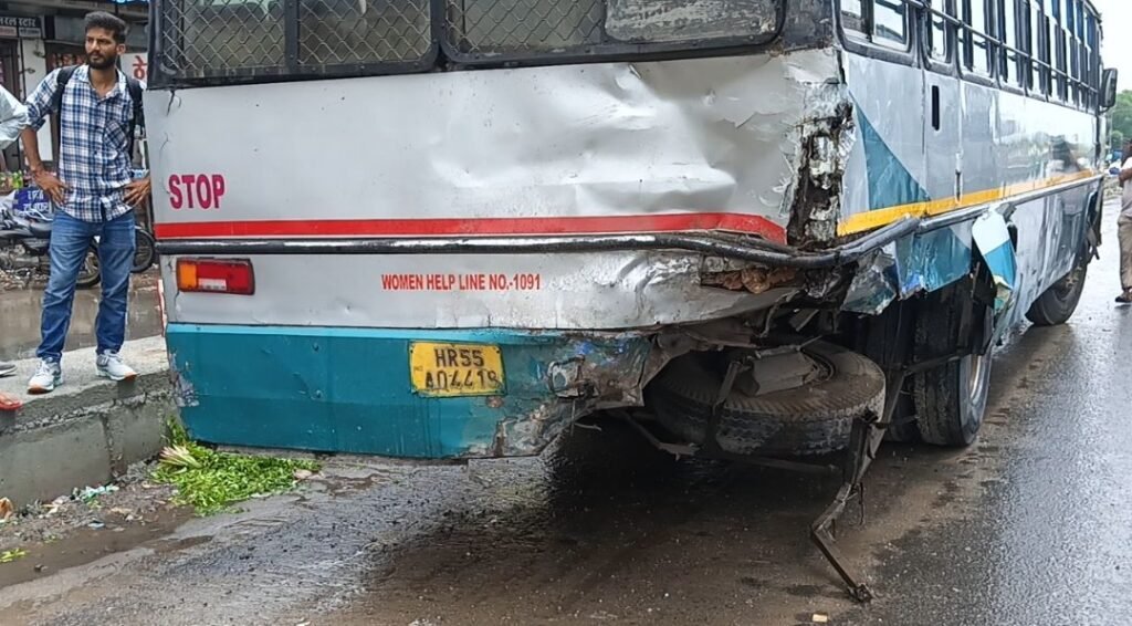 कोटपूतली हाईवे: एक के बाद एक 5 वाहन भिड़े, 2 कार, 1 बस व ट्रेलर क्षतिग्रस्त 4 screenshot 2025 07 02 12 09 30 57 99c04817c0de5652397fc8b56c3b38171646820432567326274