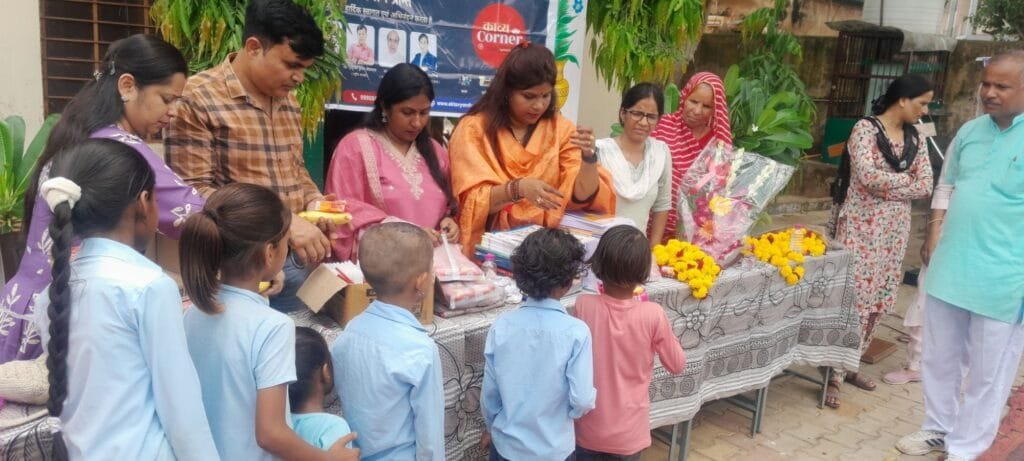 काव्य कॉर्नर फाउंडेशन द्वारा पुस्तक एवं खाद्य सामग्री वितरण का आयोजन 4 20250807 1204512503439546795991089