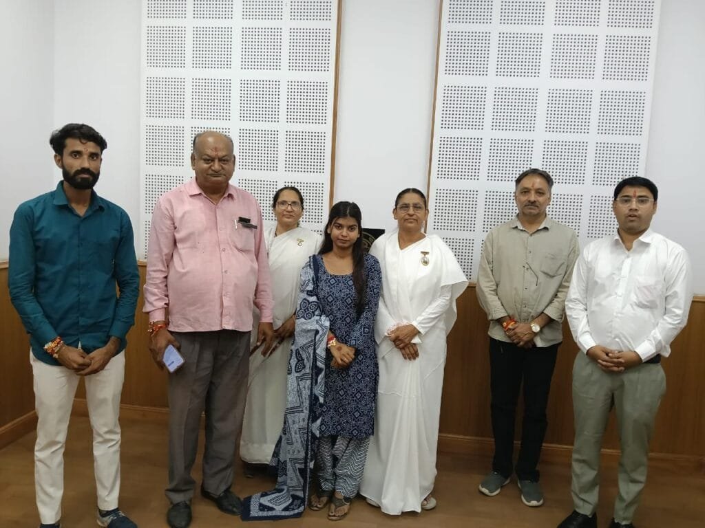 आकाशवाणी केंद्र कोटपूतली में ब्रह्मकुमारीज ने बांधी राखी, कराया राजयोग अभ्यास 3 img 20250811 wa00086965481425626070680