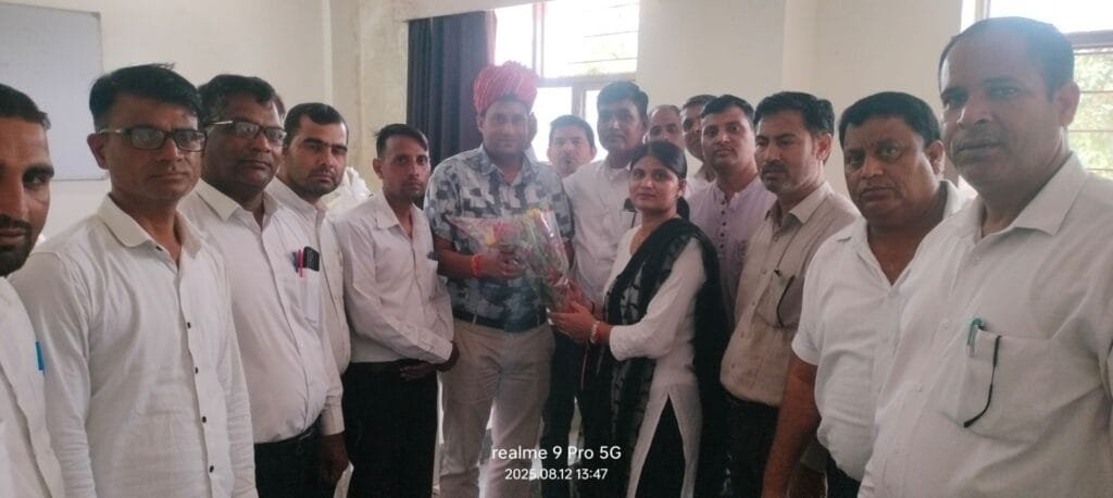नीमराना बार संघ ने तहसीलदार विक्रम सिंह का किया स्वागत, अतिरिक्त प्रभार भी संभाला 3 img 20250812 wa00436605126357455520248