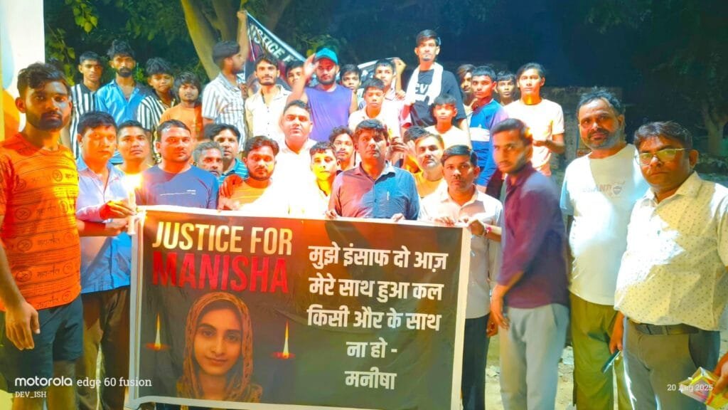 मोलावास गांव में शिक्षिका मनीषा को श्रद्धांजलि: कैंडल मार्च निकालकर की गई न्याय की मांग 4 img 20250820 wa02363741167146715312835