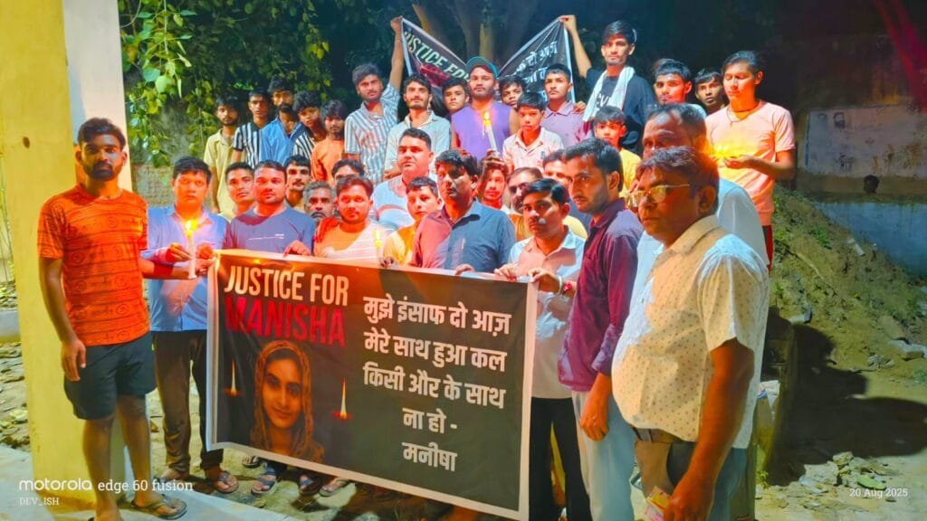 मोलावास गांव में शिक्षिका मनीषा को श्रद्धांजलि: कैंडल मार्च निकालकर की गई न्याय की मांग 2 img 20250820 wa02395021575926241049799