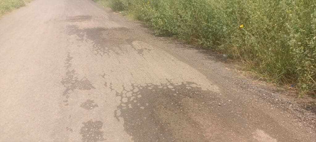 NH 48 से फौलादपुर :60 लाख रूपये की लागत से बनी सड़क 7 माह में ही बदहाल, जगह-जगह गड्ढों में तब्दील 3 img 20250823 wa0092383295233212658218