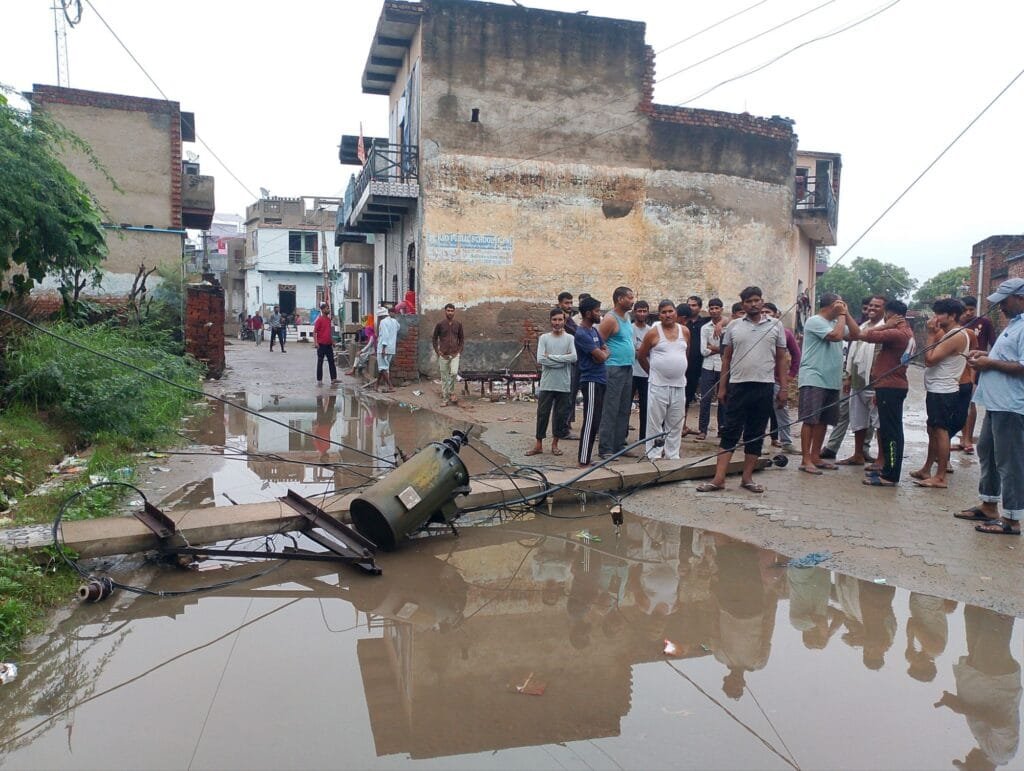 चौबारा गांव में बड़ा हादसा टला: स्कूल बस विद्युत पोल से टकराई, ट्रांसफार्मर गिरा 2 img 20250826 wa02002639467568753620796