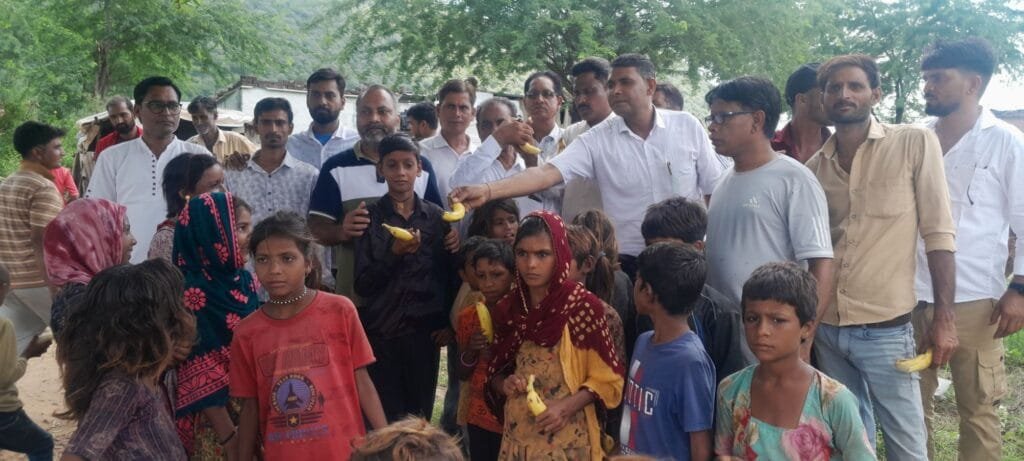 विधायक ललित यादव के जन्मदिन पर नीमराना में कांग्रेस कार्यकर्ताओं ने किया सेवा कार्य 4 20250912 1205375984940799631714699