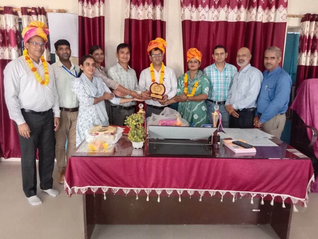 शिक्षिका सुमन सामरिया ने विद्यालय में भेंट की अलमारी, 13 वर्ष की सेवा पर मिला सम्मान 2 img 20250911 wa02489046160378104041687