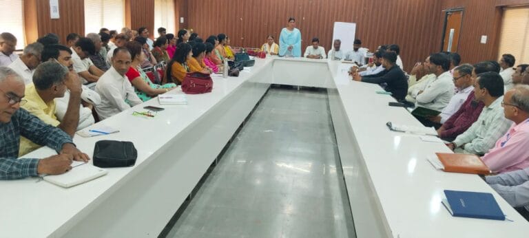 नीमराना में ब्लॉक निष्पादन समिति की बैठक आयोजित, पांच संस्था प्रधानों को सम्मानित किया गया 1 img-20250919-wa01342324698470415391644.jpg