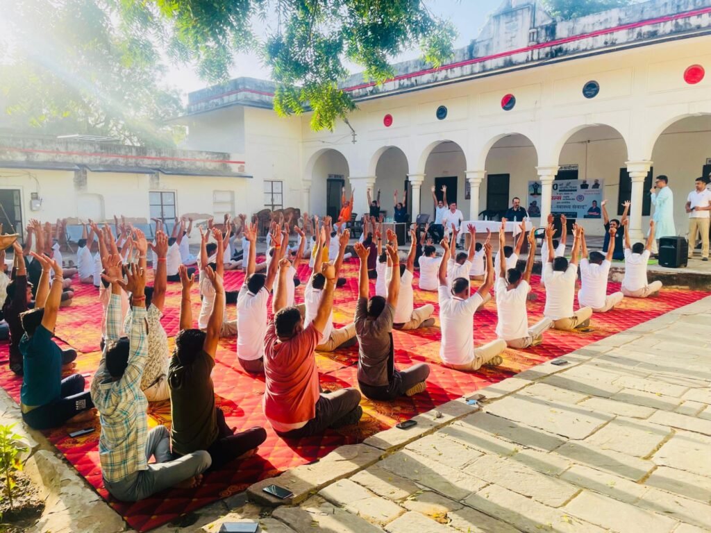 पुलिस लाइन कोटपूतली-बहरोड़ में ‘रक्षक–स्वास्थ्य संवाद’ कार्यक्रम, योग और आयुर्वेद से सराबोर रहा माहौल 2 img 20250923 wa0020481397412126362436