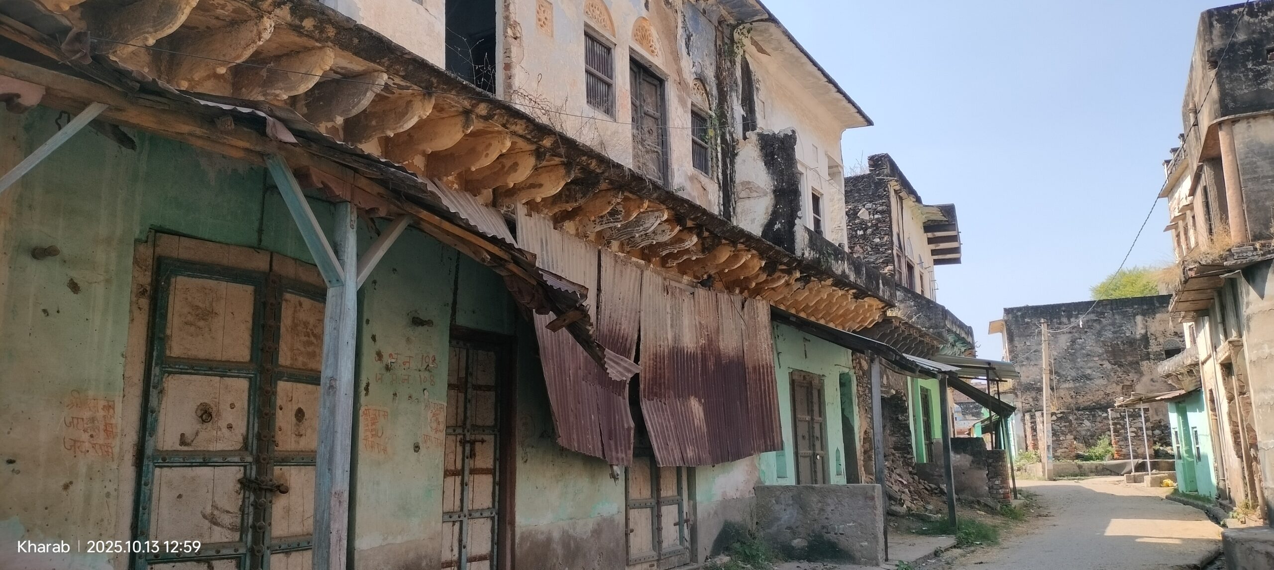 खड़ब गांव की ऐतिहासिक हवेलियां खंडहर में — जर्जर स्थिति से सांस्कृतिक विरासत और जनसुरक्षा संकट में 1 IMG20251013125909.jpg