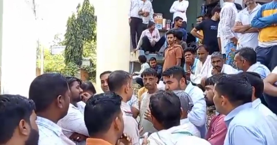 बिजली विभाग की लापरवाही पर फूटा गुस्सा: डेढ़ साल से ट्रांसफॉर्मर न मिलने पर युवक चढ़ा मोबाइल टॉवर 1 IMG_20251016_132113.jpg