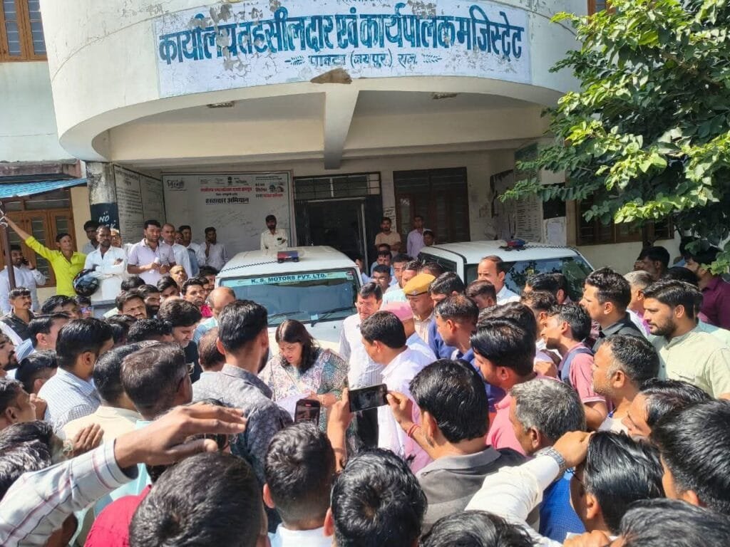विजिलेंस जांच के दौरान हमले से आक्रोश, पावटा में विद्युतकर्मियों का प्रदर्शन 1 fb img 17603718647356306424470120017058