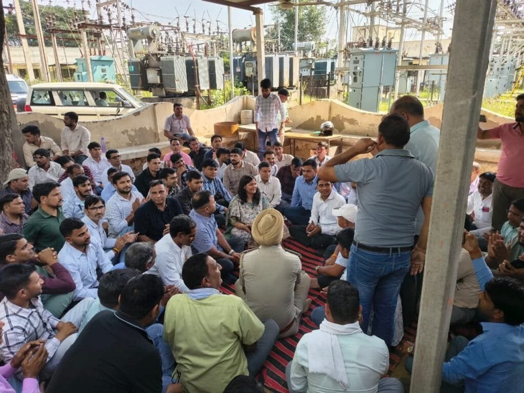 विजिलेंस जांच के दौरान हमले से आक्रोश, पावटा में विद्युतकर्मियों का प्रदर्शन 2 fb img 17603718708503348904260773395160