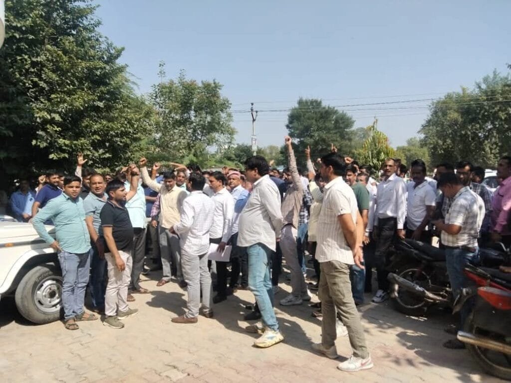 विजिलेंस जांच के दौरान हमले से आक्रोश, पावटा में विद्युतकर्मियों का प्रदर्शन 3 fb img 17603718740886704091228321776655