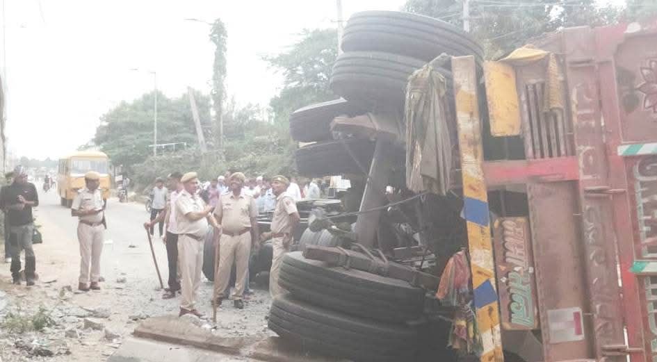 हाईवे पर हादसे का मंजर — रफ्तार ने छीना नियंत्रण, पुलिया से नीचे जा गिरा ट्रेलर 2 fb img 17616637327552185444737135535413