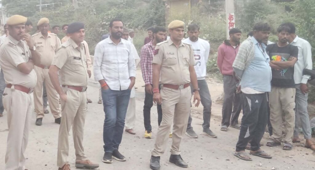 हाईवे पर हादसे का मंजर — रफ्तार ने छीना नियंत्रण, पुलिया से नीचे जा गिरा ट्रेलर 3 fb img 17616637521552318248149272201607