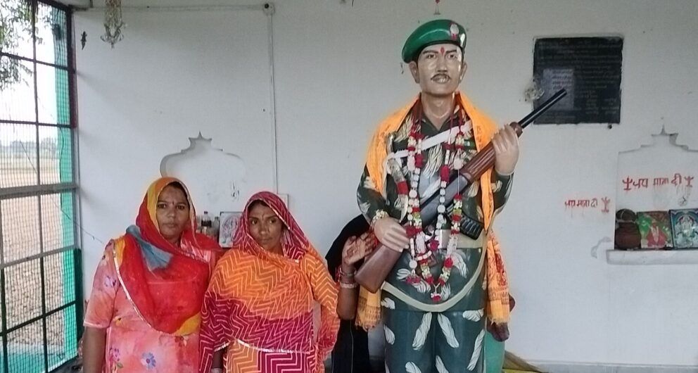 भाई दूज पर शहीद भाई को याद कर भावुक हुईं बहनें 1 image_editor_output_image-1647320381-17612145188092709578945110721549.jpg