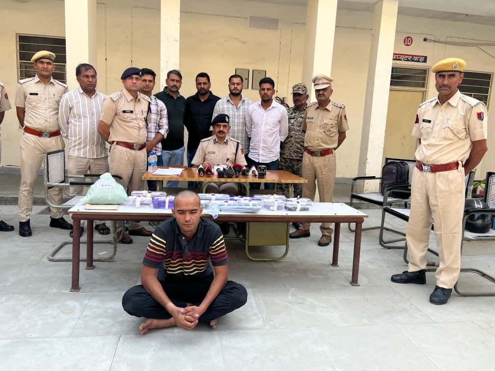 कोटपूतली-बहरोड़ पुलिस की बड़ी कार्रवाई — अंतर्राज्यीय हथियार सप्लायर संजय जाट गिरफ्तार, भारी मात्रा में अवैध हथियार बरामद 1 img-20251019-wa00213096481827153719001.jpg