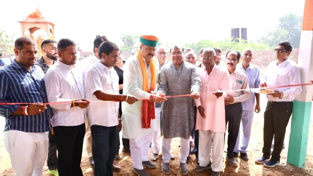 स्व. बजरंग प्रसाद मित्तल की मूर्ति का अनावरण, गौशाला में नई टीन शेड का उद्घाटन 2 img 20251022 wa00171511551401542037868