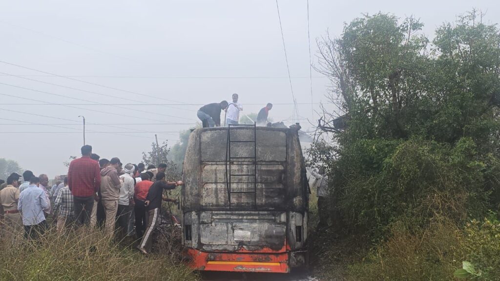 बस में करंट लगने से लगी भीषण आग, दर्जनभर मजदूर झुलसे — आधा दर्जन जयपुर रेफर 3 img 20251028 wa00307186225955288878761