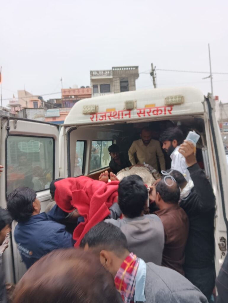 बस में करंट लगने से लगी भीषण आग, दर्जनभर मजदूर झुलसे — आधा दर्जन जयपुर रेफर 2 img 20251028 wa00313035762043444406757