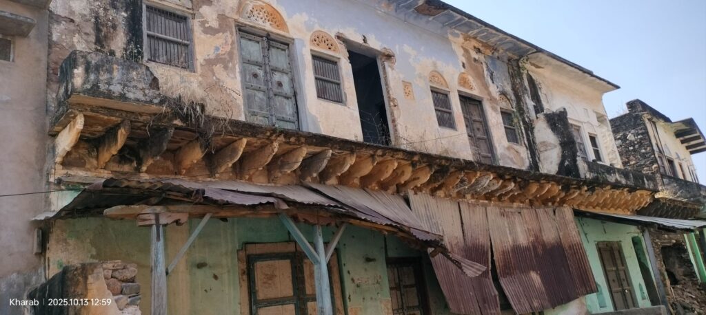 खड़ब गांव की ऐतिहासिक हवेलियां खंडहर में — जर्जर स्थिति से सांस्कृतिक विरासत और जनसुरक्षा संकट में 2 img202510131259241136938773144036235