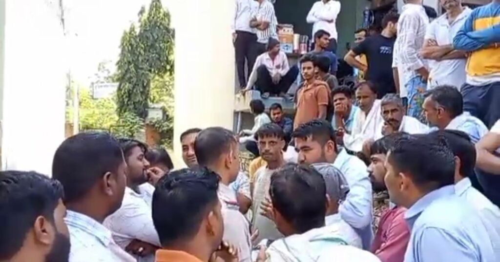 बिजली विभाग की लापरवाही पर फूटा गुस्सा: डेढ़ साल से ट्रांसफॉर्मर न मिलने पर युवक चढ़ा मोबाइल टॉवर 3 img 20251016 1321132791236602286607385