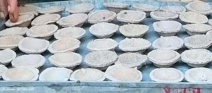 दीपावली पर गौमाता के गोबर से जगमगाएंगे घर — खड़ब गौशाला में 10 वर्षों से बन रहे पर्यावरण–हितैषी दीपक 3 img 20251017 1232478133631451524323754