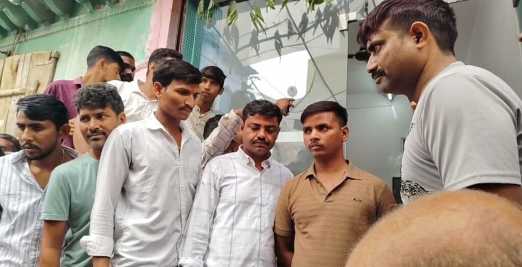 बर्डोद में ज्वैलर्स की दुकान पर युवकों ने दिखाया देशी कट्टा, परिजनों ने दबोचकर किया पुलिस के हवाले 2 img 20251021 1555394350563317999446403