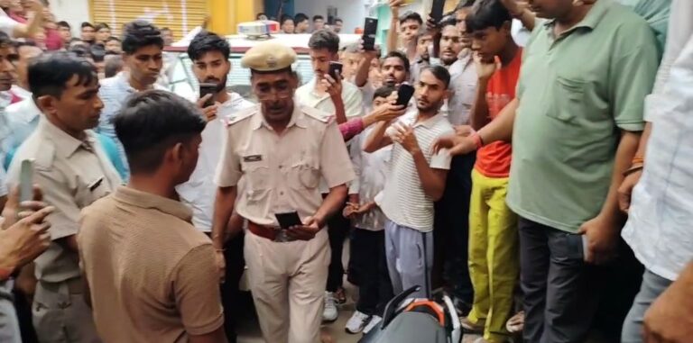 बर्डोद में ज्वैलर्स की दुकान पर युवकों ने दिखाया देशी कट्टा, परिजनों ने दबोचकर किया पुलिस के हवाले 2 img_20251021_1556224657489225826799434.jpg