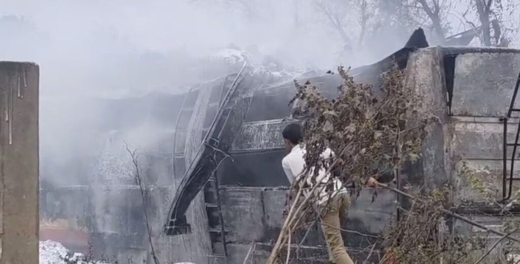 बस में करंट लगने से लगी भीषण आग, दर्जनभर मजदूर झुलसे — आधा दर्जन जयपुर रेफर 4 img 20251028 1125114050654054722934895