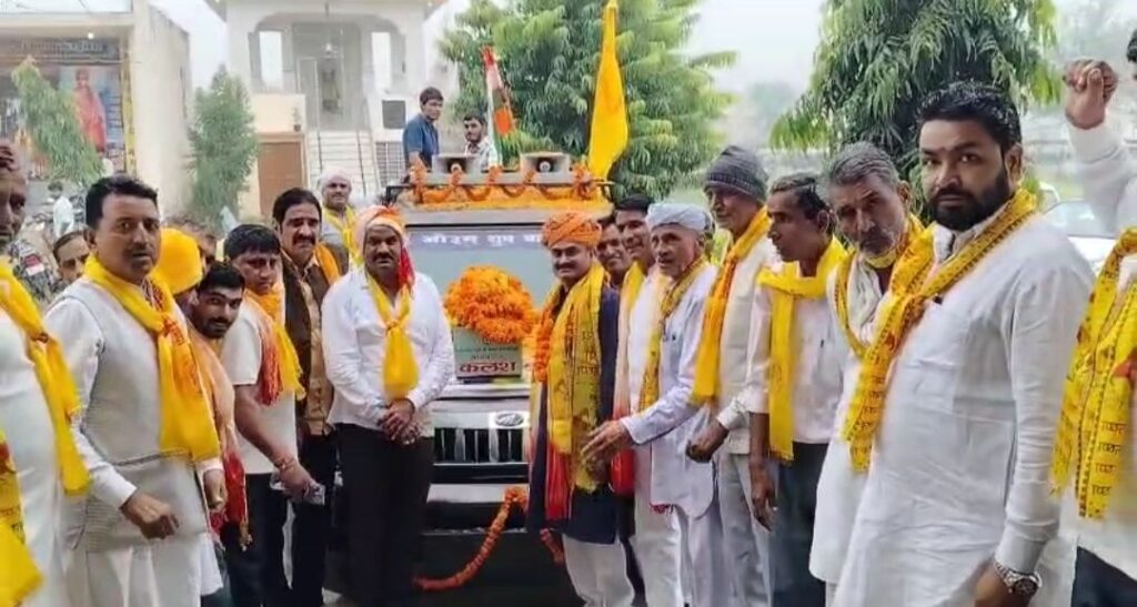 राष्ट्रीय रेजांगला पवित्र माटी कलश यात्रा बानसूर पहुंची यादव महासभा और समाज ने किया भव्य स्वागत 2 img 20251030 1647546055020193733647032