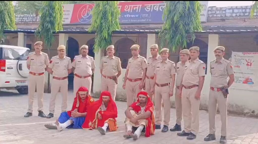 हत्या के प्रयास के तीन आरोपी गिरफ्तार, महिलाओं के वेश में निकाली परेड 2 img 20251031 1921508997222325294419580